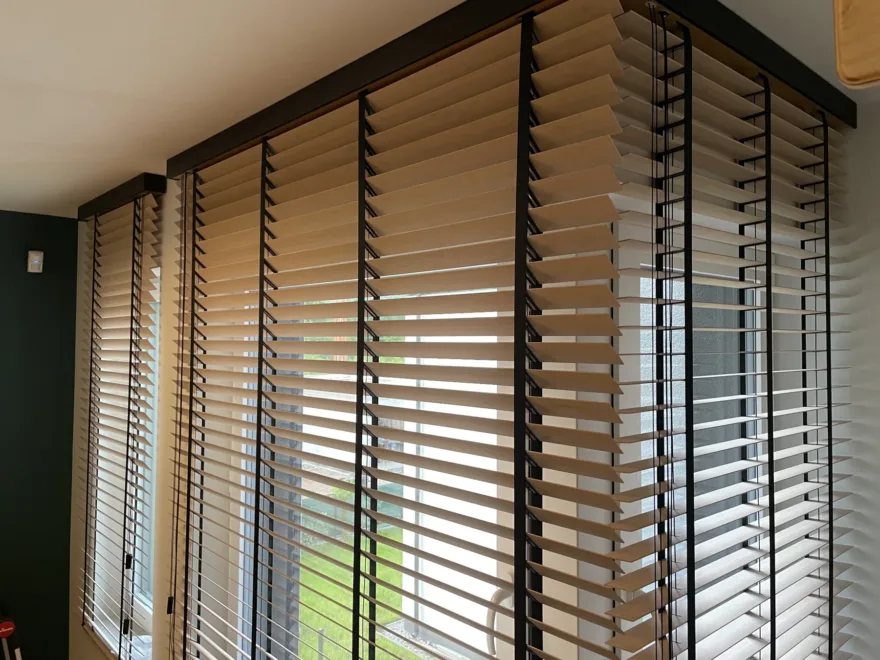 Żaluzje drewniane 50 mm na przeszkleniu tarasowym w salonie, realizacja Modern Line
