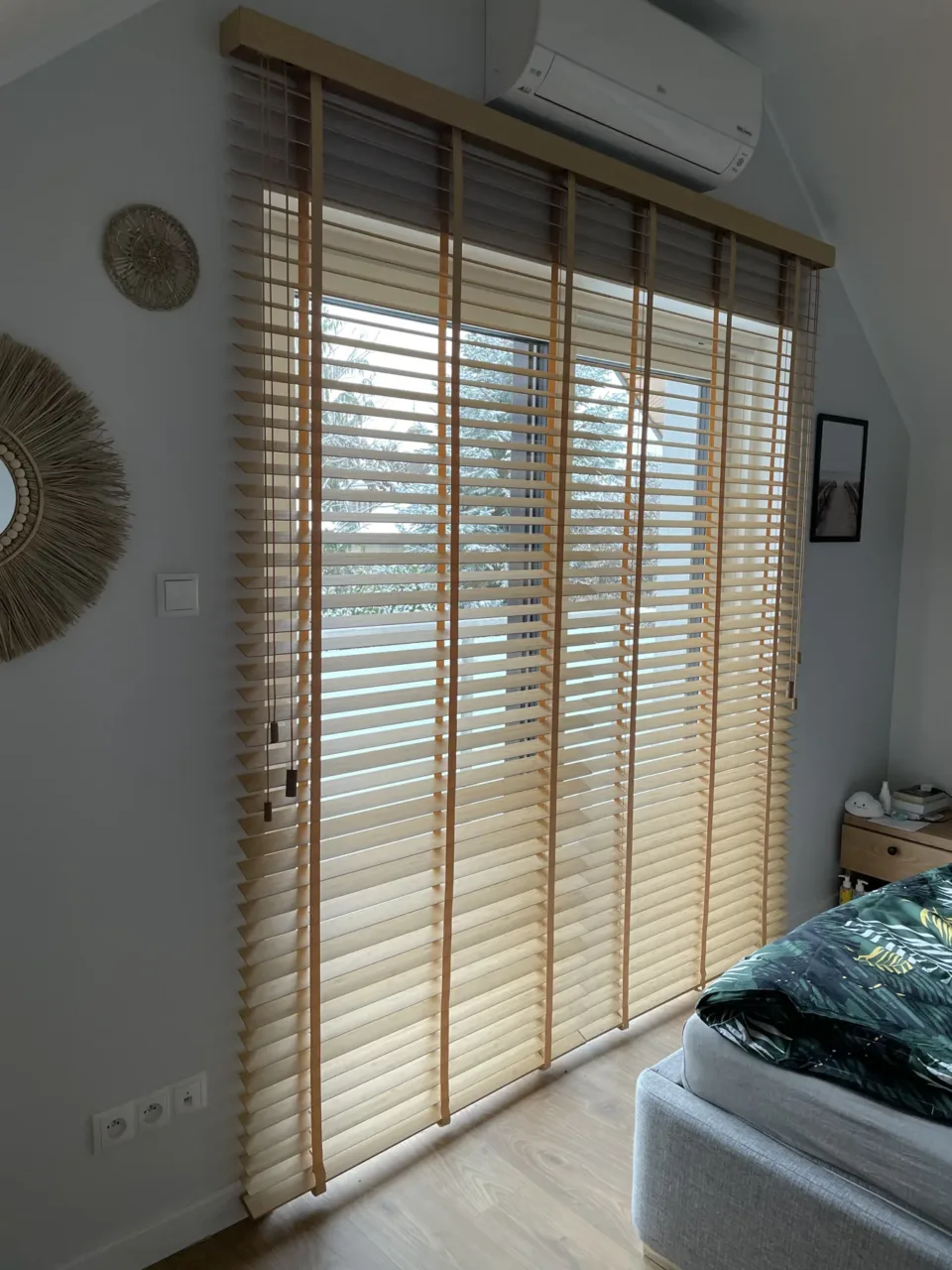 Żaluzje drewniane w sypialni, lamele w kolorze naturalnym, realizacja Modern Line