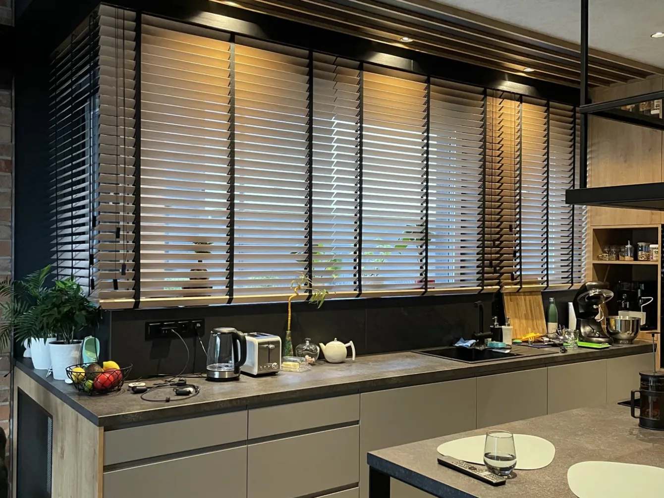 Żaluzje drewniane 50 mm w kuchni na wymiar, realizacja Modern Line