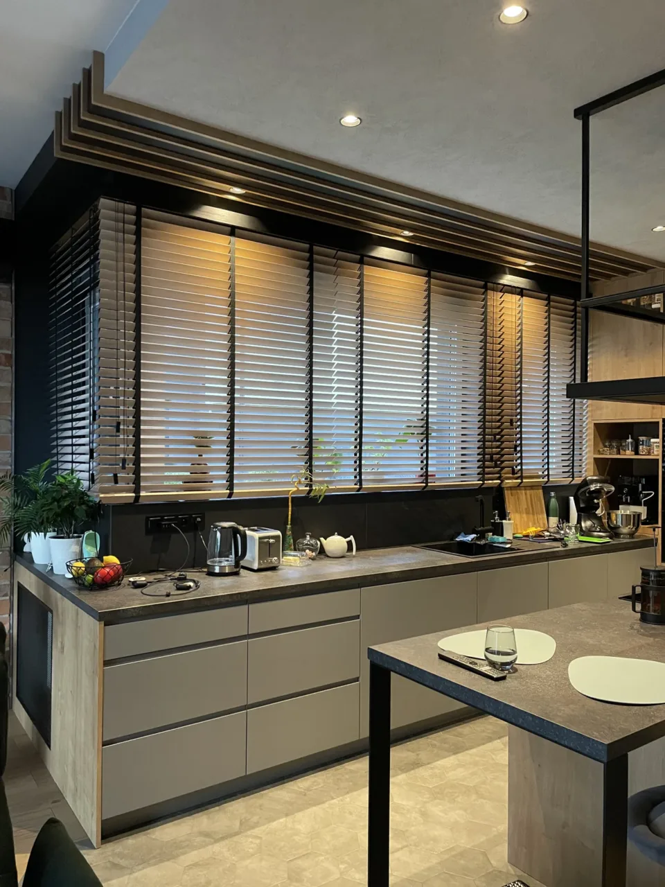 Żaluzje drewniane 50 mm w kuchni na wymiar, realizacja Modern Line