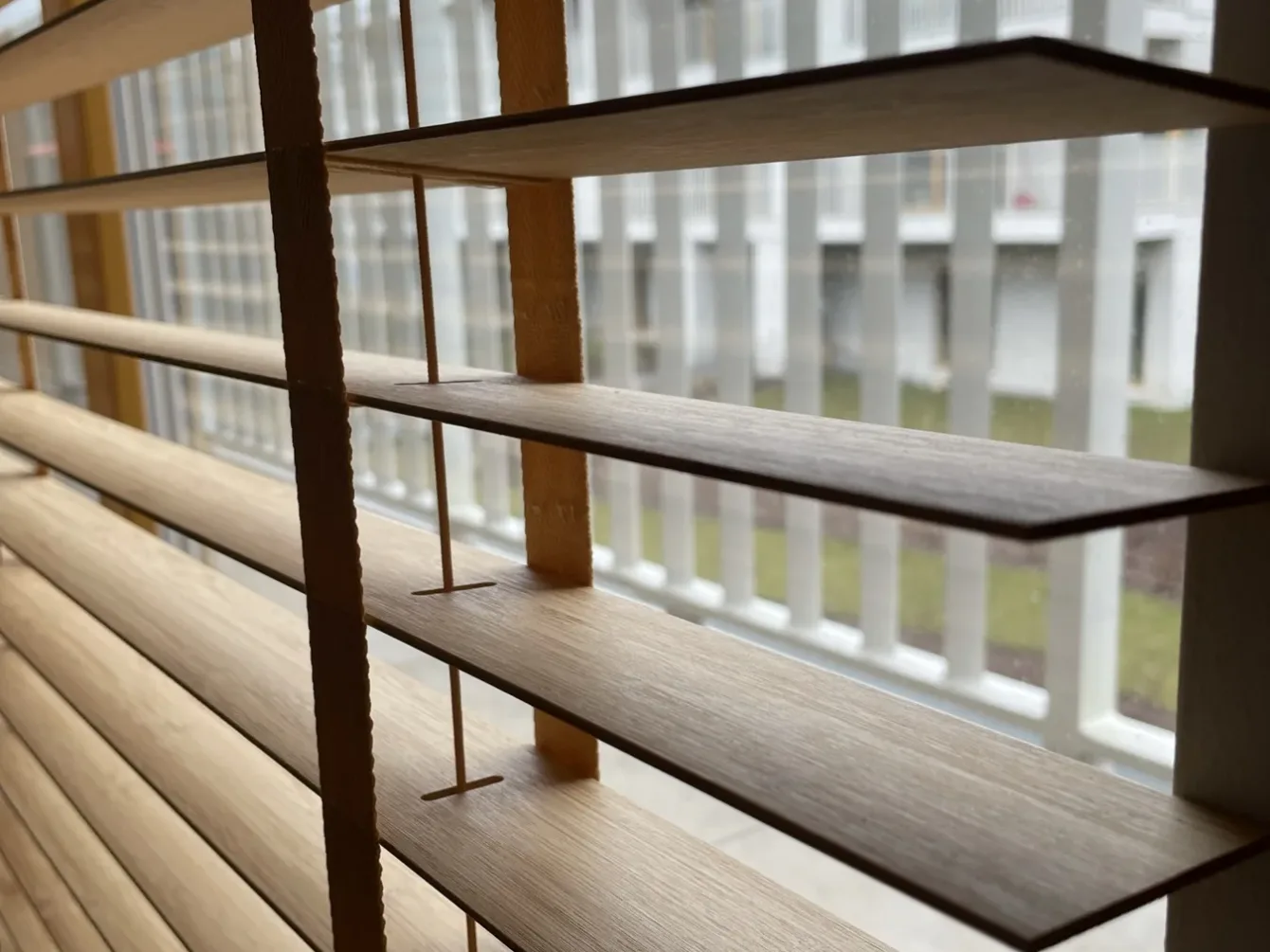 Żaluzje drewniane 50 mm, detal lameli i drabinki, realizacja Modern Line