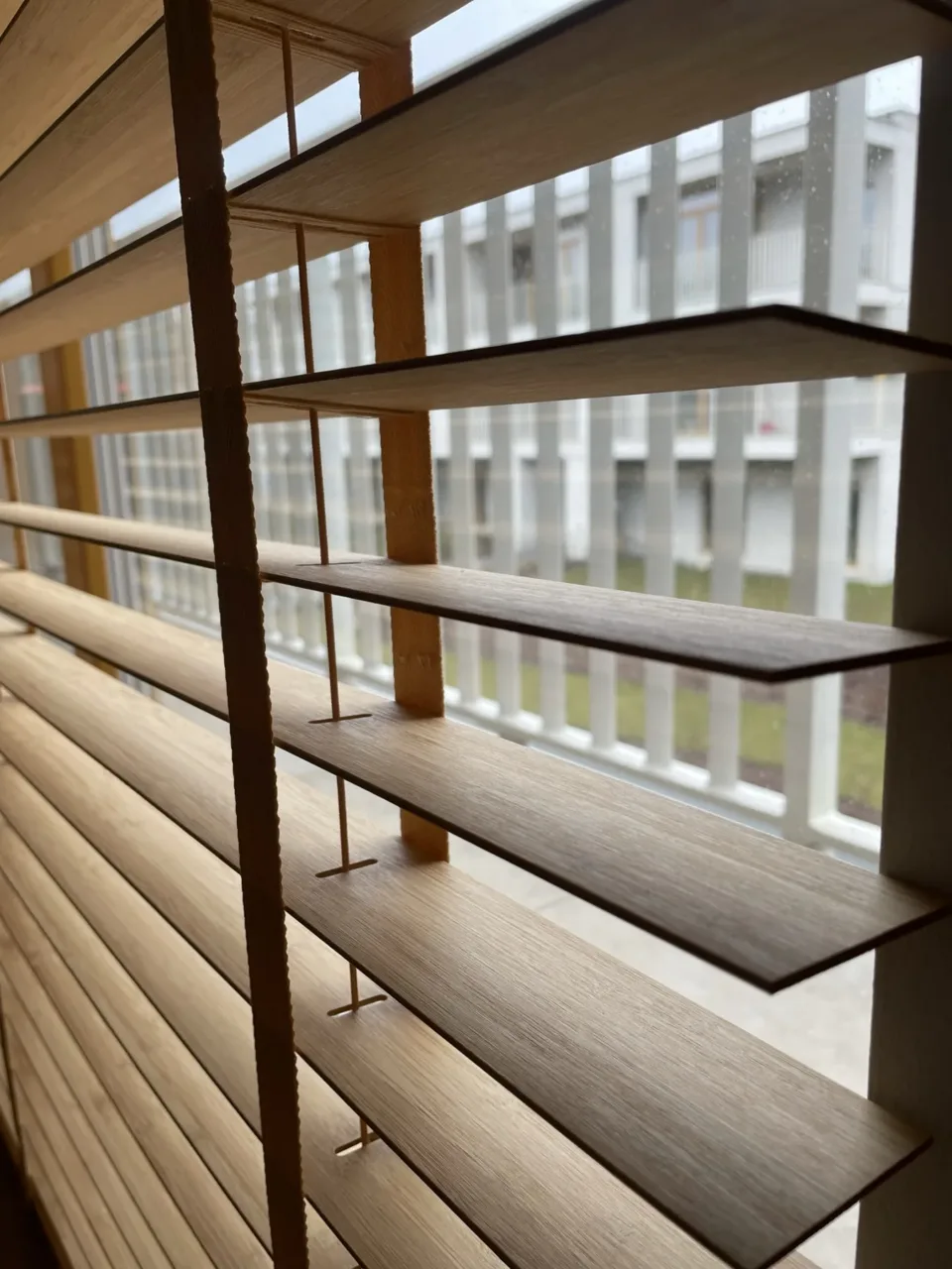 Żaluzje drewniane 50 mm, detal lameli i drabinki, realizacja Modern Line